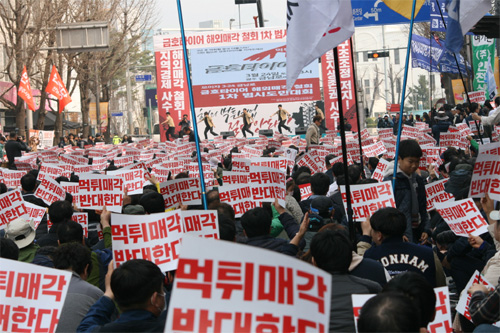 ▲금호타이어 노조가 광주 동구 금남로에서  '해외매각 철회'를 촉구하는 시위를 벌어고 있다.(사진=금호타이어 노조제공)