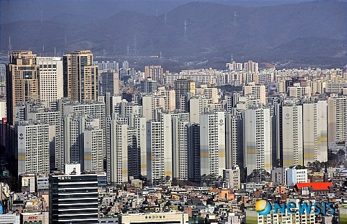 ▲내년에 아파트를 비롯한 전국 집값은 1.1% 떨어질 전망이다.