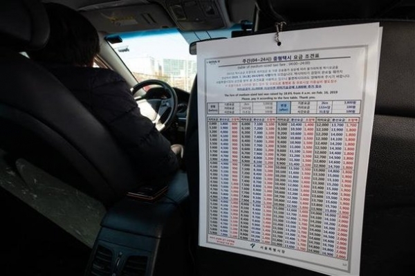 서울 택시 요금이 인상됐으나 미터기가 업데이트되지 않아 당분간 기사들이 인상 차액을 직접 입력해야 한다.