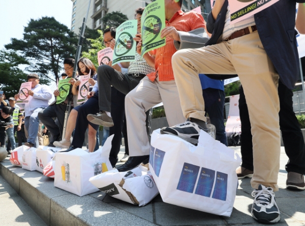 중소상인과 자영업자들이 5일 일본대사관 앞에서 열린 기자회견에서 일본제품 판매중지 돌입 및 불매운동을 선언하며 일본제품의 로고가 붙어있는 종이상자를 밟는 퍼포먼스를 하고 있다. (사진=연합뉴스)