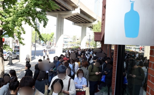 지난 5월 3일 블루보틀 1호점이 서울 성수동에 오픈했다. / 사진출처=연합뉴스