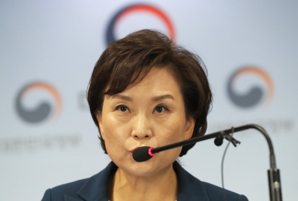 김현미 국토교통부 장관은 국회에서 "3기 신도시 계획은 변함없다"고 밝혔다.