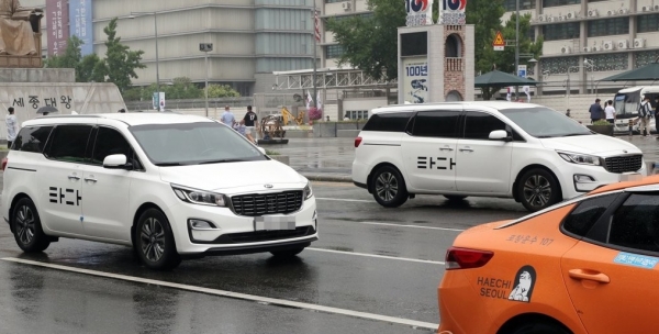 17일 서울 도심에서 '타다'차량과 택시가 운행하고 있다. (사진=연합뉴스)