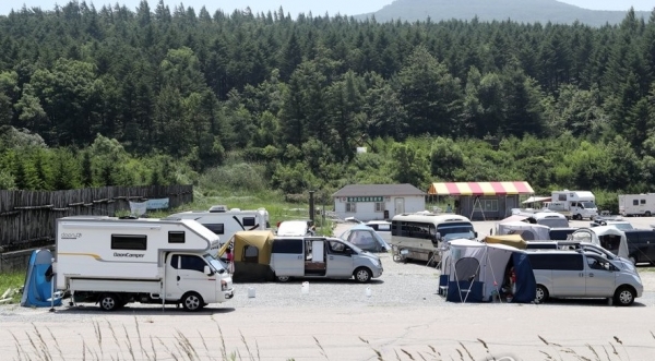 내년부터 승용차나 화물차를 쉽게 캠핑카로 개조할수 있게 된다.