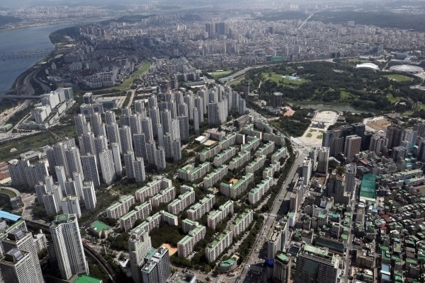 민간택지 분양가상한제 시행이 임박하면서 서울 주택시장 소비심리지수가 넉달만에 떨어졌다.