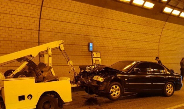 레커차가 터널 내 사고차량을 견인해가는 모습(해당 사진은 기사 내용과 무관함) / 연합뉴스
