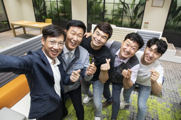 김창한(왼쪽) 삼성전자 DS부문 상생협력센터 전무와 협력사 관계자들이 22일 기념촬영을 하고 있다. /삼성전자 제공