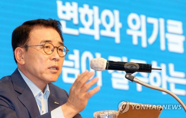 조용병 신한금융 회장이 29일 신한은행 본점에서 '그룹 CEO 특강'을 하고 있다./연합뉴스