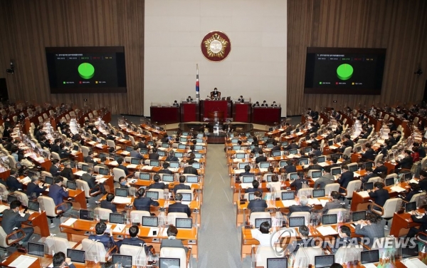24일 서울 여의도 국회 본회의에서 공직자윤리법 일부개정 법률안이 통과되고 있다.