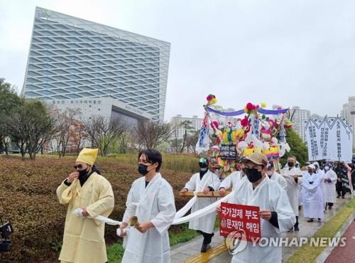 자유연대 회원들이 지난 3월20일 경남 진주 LH 본사 앞에서 상여 행진 퍼포먼스를 벌이고 있다.