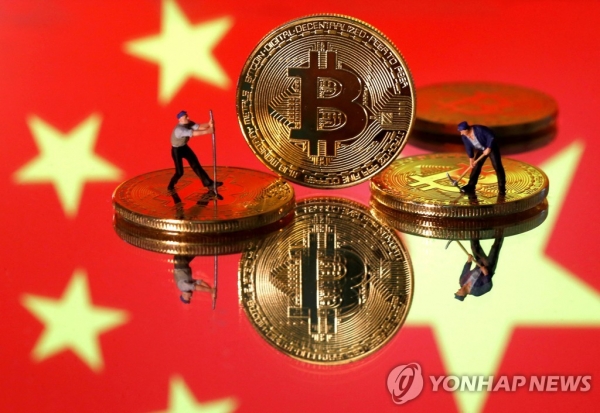 중국 오성홍기와 가상화폐 비트코인 모형.로이터/연합뉴스