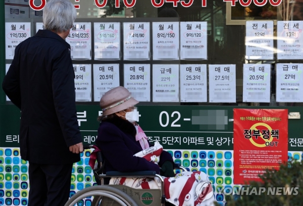 서울의 한 부동산중개업소에 붙은 매매·전세·월세 관련 정보
