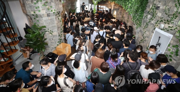 지난 13일 서울 영등포구 머지포인트 본사에 들어선 환불 요구 가입자들.