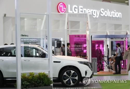 지난 6월 서울 강남구 코엑스에서 열린 배터리 전문 전시회 '인터배터리2021'에서 참관객들이 LG에너지솔루션 부스를 둘러보고 있다.