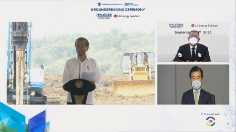 인도네시아 조코 위도도 대통령(왼쪽 화면)이 축하 인사말을 하고 있다. 현대차그룹 정의선 회장(오른쪽 상단 화면)과 LG에너지솔루션 김종현 사장(오른쪽 하단 화면)도 화상 연결을 통해 참석했다.