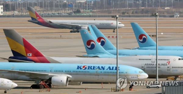 인천국제공항 주기장의 대한항공기와 아시아나기