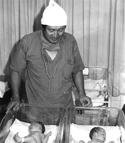 1985년 10월12일 오전 5시10분 서울대병원 분만실에서 시험관 아기를 공개하는 장윤석 서울대병원 산부인과장.