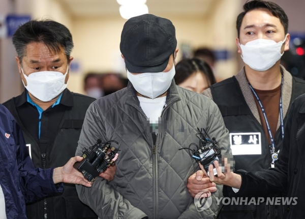 614억원을 횡령한 혐의로 구속된 우리은행 직원A씨가 6일 서울 중구 남대문경찰서에서 서울중앙지검으로 송치되고 있다.