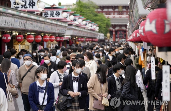 지난 2일 일본 도쿄의 관광지 아사쿠사 주변상가에 황금연휴를 맞아 인파가 모여 있다. 