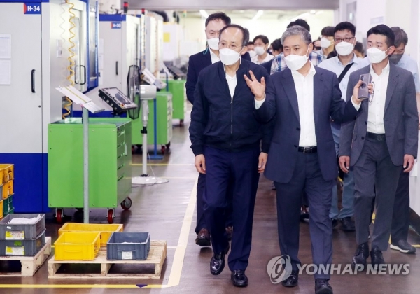 추경호 부총리(왼쪽)가 1일 인천시 남동공단내 산업용 정밀모터업체 에스피지를 방문하고 있다.