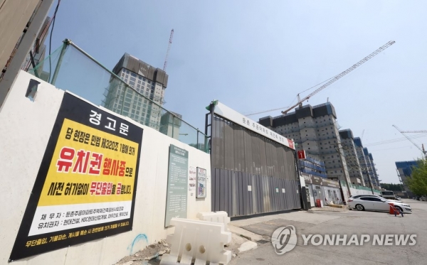 공사중단이 계속되고 있는 서울 강동구 둔촌주공 재건축 현장 모습.