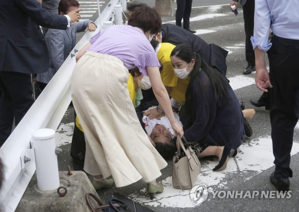 아베 신조 전 일본 총리가 8일 오전 일본 나라현 나라시 소재 야마토사이다이지역 인근 노상에 쓰러져 있다. 