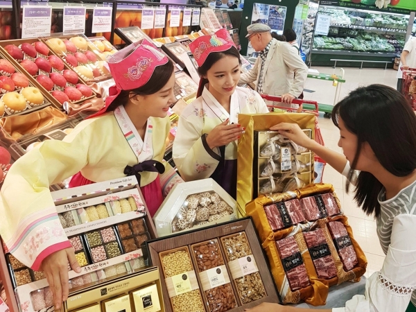 롯데마트 서울역점에서 홍보모델들이 추석 선물세트를 선보이고 있는 모습.