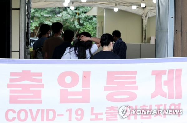 서울 송파구보건소 코로나19 선별진료소를 찾은 시민들이 10일 검사를 받기 위해 차례를 기다리고 있다.