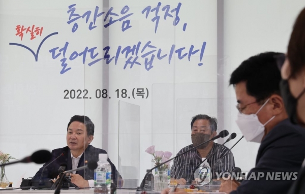 원희룡 국토부 장관이 18일 서울 중랑구 LH 주택에서 입주민들과 층간소음 간담회를 하고 있다.