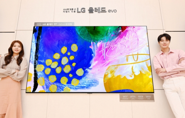 LG전자 모델이 97형 올레드 에보 갤러리에디션 TV 신제품을 소개하고 있다./LG전자 제공