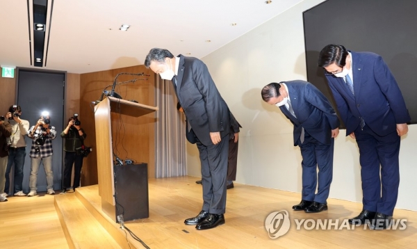 허영인 SPC그룹 회장이 21일 서울 양재동 SPC 본사에서 평택 SPC 계열사 SPL의 제빵공장 사망사고 관련 대국민 사과를 하고 있다.
