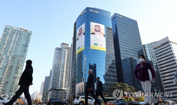 서울 마포구 공덕동 에쓰오일 본사 건물에 오는 무함마드 빈 살만 왕세자를 환영하는 플래카드가 걸려있다.