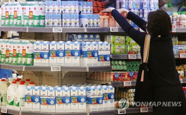 우윳값이 오르면서 우유가 포함된 각종 유제품도 오를 것이 예상된다./연합뉴스