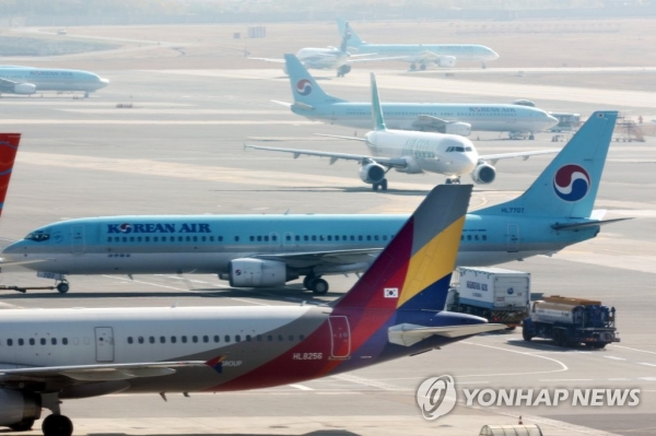 김포공항에 계류중인 대한항공과 아시아나항공 여객기