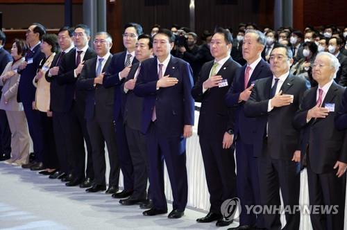 지난 2일 경제계 신년인사회에 참석한 윤석열 대통령과 재벌 총수들.