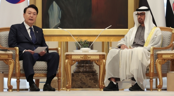 윤석열 대통령이 15일(현지시간) 아부다비 대통령궁에서 무함마드 빈 자예드 알 나흐얀 UAE 대통령과 한-UAE 확대회담을 하고 있다. 