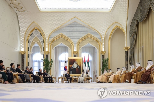 윤석열 대통령이 15일(현지시간) 아부다비 대통령궁에서 무함마드 빈 자예드 알 나흐얀 UAE 대통령과 한-UAE 확대회담을 하고 있다.