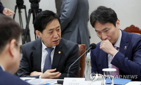 김주현 금융위원장(왼쪽)과 이복현 금융감독원장이 15일 비상경제민생회의에서 대화하고 있다.