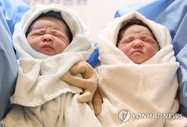 올해 1월1일 0시0분 경기도 고양시 일산차병원에서 태어난 쌍둥이 모습.