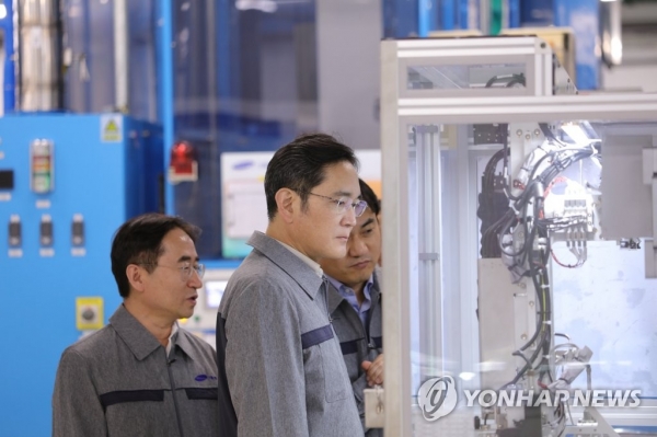  이재용 삼성전자 회장이 지난 24일 중국 텐진에 위치한 삼성전기 사업장을 방문해 MLCC 생산 공장 현장을 둘러보고 있다.