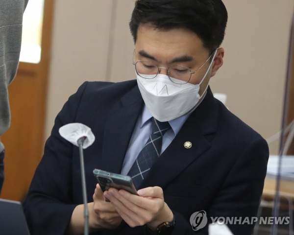 김남국 의원이 지난해 10월14일 오전 대전고등법원에서 열린 법제사법위원회 비수도권 지법·고법 국정감사장에서 스마트폰을 확인하고 있다. 