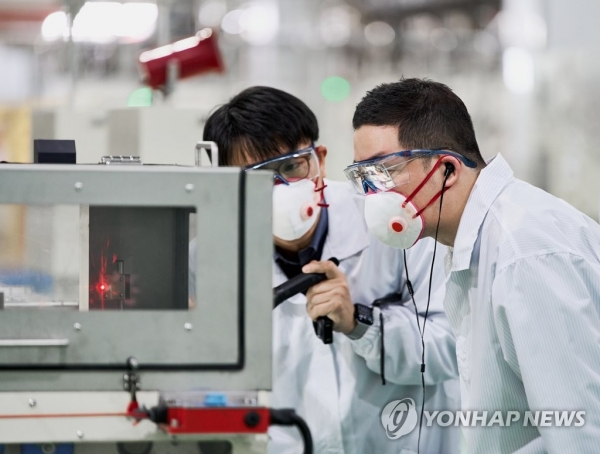 구광모 LG그룹 회장이 지난달 17일 충북 청주 LG화학 양극재 공장을 방문해 양극재 생산라인을 살펴보고 있다.
