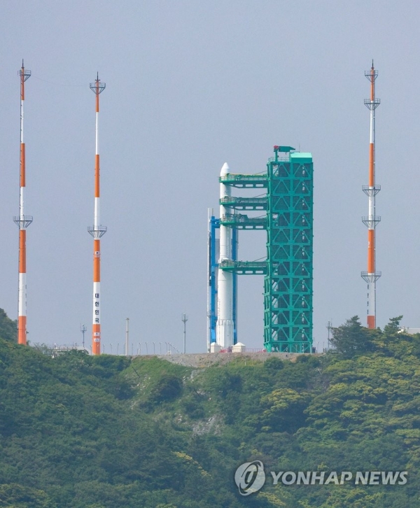 한국형 발사체 누리호(KSLV-Ⅱ)가 3차 발사를 하루 앞둔 23일 오전 전남 고흥군 나로우주센터에 기립된 누리호가 발사대에 고정돼 있다.