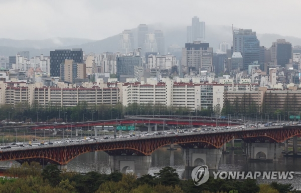 서울 성동구 응봉산에서 바라본 강남구 압구정동 일대 모습.