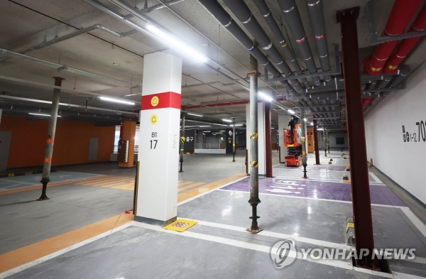 경기도 오산시의 한 LH 아파트 지하주차장에서 보강작업이 진행되고 있다. 