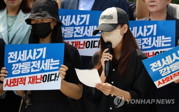 대전 전세사기 피해자들이 지난달 31일 대전광역시청 앞에서 대책 마련을 호소하고 있다.