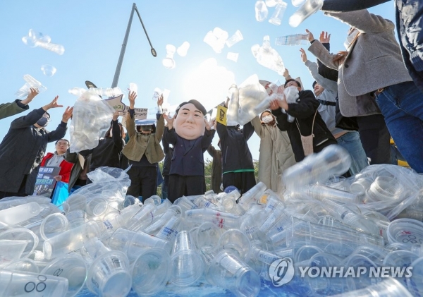 지난해 10월18일 서울 용산구 전쟁기념관 앞에서 서울환경운동연합을 비롯한 시민·환경단체 회원들이 보증금제 시행촉구 퍼포먼스를 하고 있다.