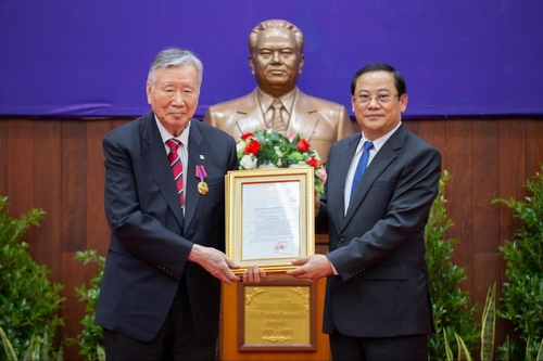 라오스 정부로부터 '명예시민권'을 받은 이중근 부영그룹 회장