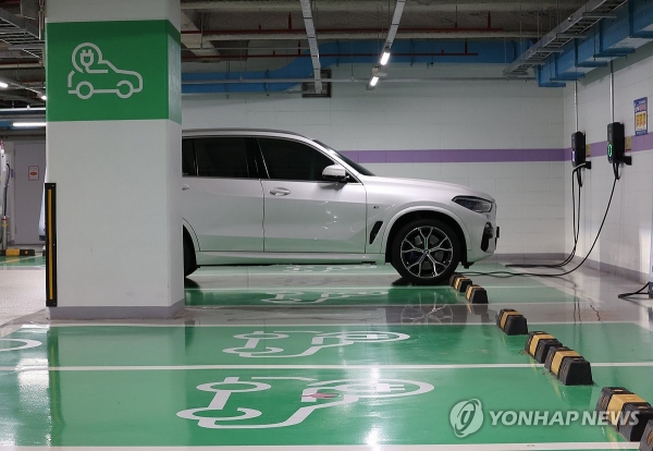서울시내 한 전기차 주차장에 차량이 주차된 모습.