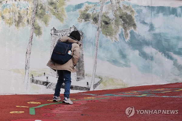 13일 서울시내의 한 초등학교에 등교하는 학생.